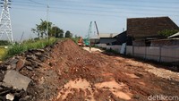 Saat ini, aspal jalan yang ada di jembatan tersebut sudah dilakukan pembongkaran.