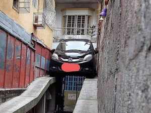 Parkir Mobil Ini Bikin Netizen Bingung, Gimana Cara Keluarnya?