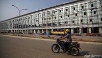 Saat ini pembangunan di Pulau D Reklamasi terus berlanjut di tengah pandemi seperti pembangunan  ruko.