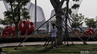Tak hanya ruko, beberapa tugu dan tempat wisata juga dibangun.