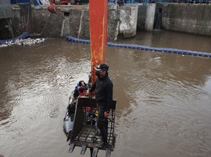 Bima Arya Susuri Ciliwung 16 Jam Pakai Perahu Karet, Ini Hasilnya