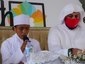 Akbar Pemulung yang Viral Ngaji di Trotoar Akan Dibawa ke Pesantren Syekh Ali Jaber
