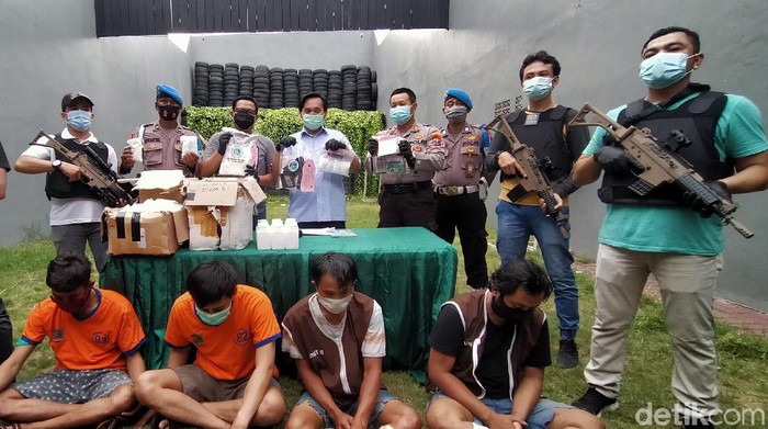 Polisi menggagalkan pengedaran sabu dan pil koplo di Surabaya. Empat pelaku diamankan, serta 1,5 kg sabu dan 234 ribu butir pil dobel l.