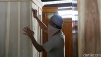 Lemari kayu dijual di kirasan Rp 2 juta hingga Rp 3 juta per unitnya. Untuk harga bufet dijual berkisaran Rp 750 ribu hingga Rp 1,2 juta. Sementara itu, harga dua kursi dan satu meja sekolah Rp 350 ribu per setnya.