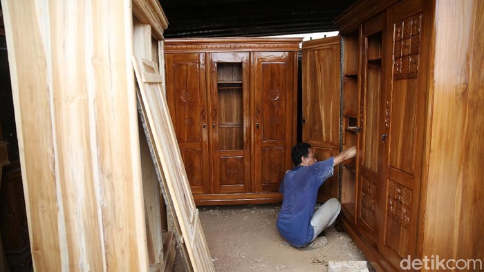 Penjualan Furnitur Menurun Drastis Pekerja menyelesaikan furnitur (perlengkapan rumah) di bawah kolong Fly Over Kranji, Kota Bekasi, Jawa Barat, Rabu (11/11/2020). Sebelum pandemi, mereka biasa menjual 5 sampai 7 per hari perlengkapan rumah tangga ini. Akan tetapi selama pandemi mereka hanya bisa menjual satu per harinya bahkan tidak menjual sama sekali.