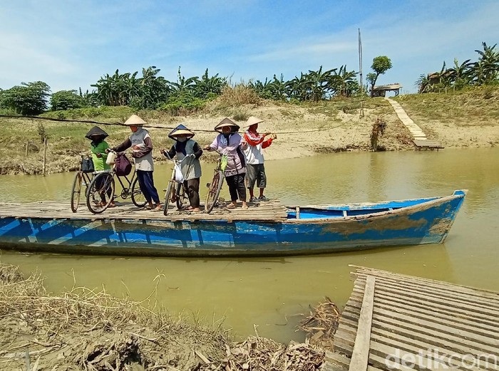 Perahu tambang di Sungai Wulan yang menghubungkan Kabupaten Kudus dan Demak, Rabu (11/11/2020).