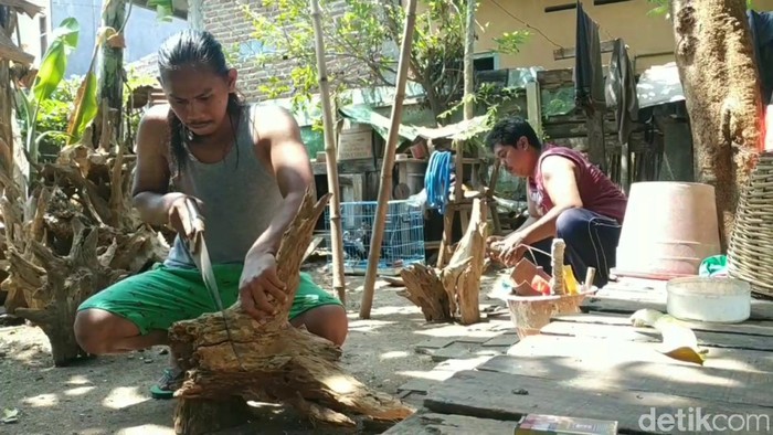 Muhammad Asad (36), warga Kota Pasuruan bangkit dari situasi sulit akibat pandemi COVID-19. Ia merintis kerajinan akuarium unik.