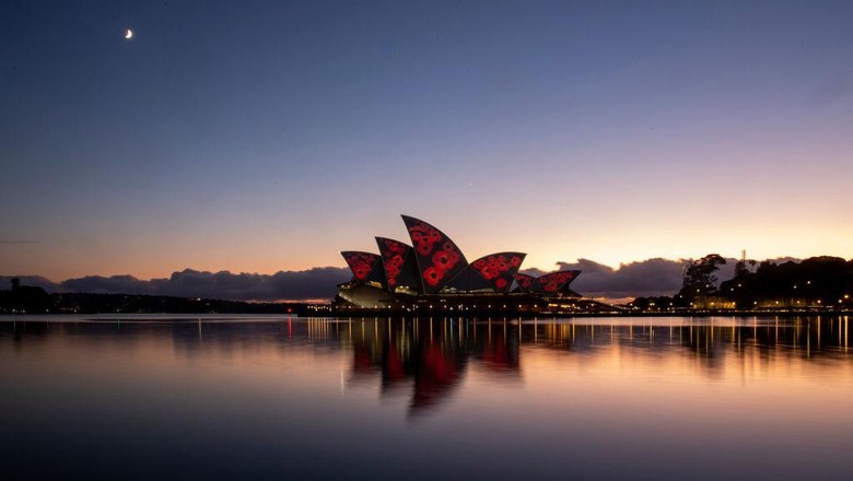 Peringati PD 1, Opera House Sydney Diterangi Bunga Poppy SYDNEY, AUSTRALIA - NOVEMBER 11: A general view is seen of poppies projected onto the sails of the Opera House on November 11, 2020 in Sydney, Australia. Remembrance Day 2020 marks 102 years since the Armistice that ended the First World War on 11 November 1918. Almost 62,000 Australians died fighting in four years of global conflict. On this day Australians observe one minutes silence at 11 am to honour those who have served and those who have died in war and on peacekeeping and humanitarian operations. (Photo by Jenny Evans/Getty Images)