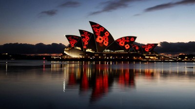 Merah Menyala Sydney Opera House Peringati PD I