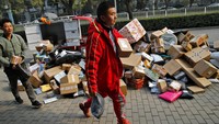 Festival belanja online awalnya diprakasai oleh Alibaba telah berlangsung beberapa tahun, ksusus bagi mereka yang belum memiliki pasangan alias jomblo Festival ini terkenal dengan sebutan 11.11. AP / Andy Wong
