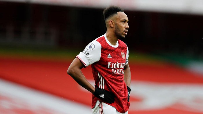LONDON, ENGLAND - OCTOBER 04: Pierre-Emerick Aubameyang of Arsenal looks on during the Premier League match between Arsenal and Sheffield United at Emirates Stadium on October 04, 2020 in London, England. Sporting stadiums around the UK remain under strict restrictions due to the Coronavirus Pandemic as Government social distancing laws prohibit fans inside venues resulting in games being played behind closed doors. (Photo by Kirsty Wigglesworth - Pool/Getty Images)