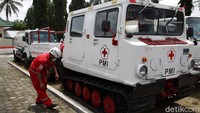 Petugas memeriksa kesiapan kendaraan amphibi hagglunds di Posko Utama Kesiapsiagaan Merapi, Pakem, Sleman, Yogyakarta.