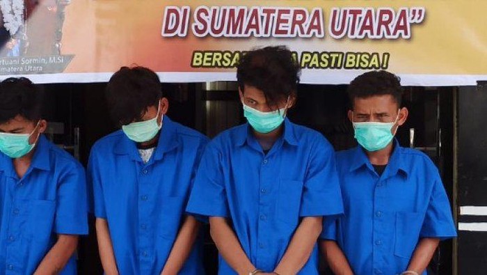 Polres Toba, Sumatera Utara mengamankan empat tersangka kasus rupapaksa secara bergiliran terhadap seorang siswi SMK di Kabupaten Toba berinisial FS (17). (ANTARA/HO)