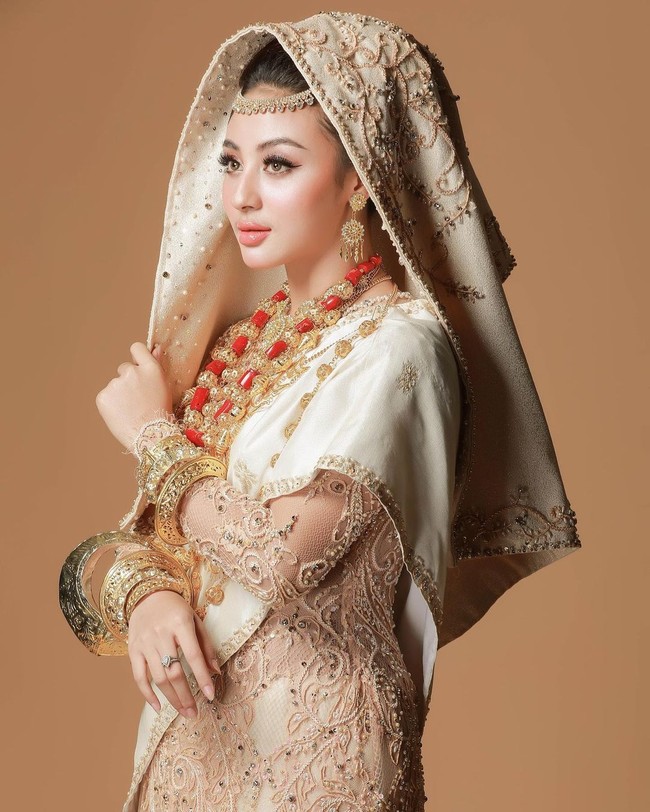 Wanita keturunan Pakistan itu menggunakan baju adat Koto Gadang dengan menggunakan penutup kepala yang disebut tengkuluk talakuang yang bentuknya seperti kerudung.  Foto: Instagram @aldiphoto