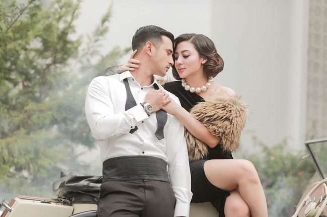 Pada foto lainnya, Margin tampil cantik dengan gaun hitam. Aksesori bulu dan kalung mutiara membuat Margin tampil ala Great Gatsby. Sementara Ali Syakieb tampan dengan kemeja putih.  Foto: Instagram @aldiphoto