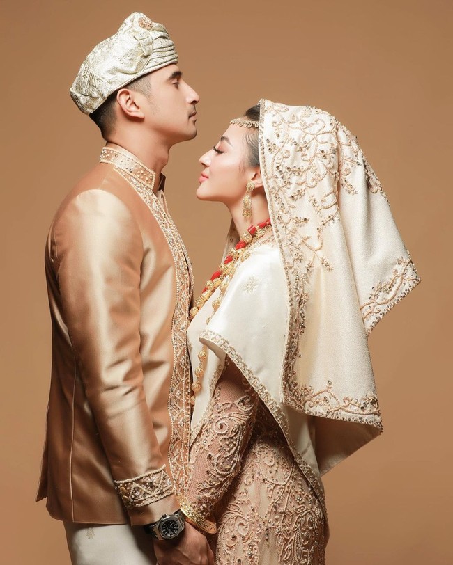 Pasangan yang bertunangan pada bulan Juli itu juga melakukan sesi prewedding dengan adat Minang. Keduanya serasi dengan baju tradisional berwarna emas.  Foto: Instagram @aldiphoto