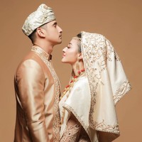 Pasangan yang bertunangan pada bulan Juli itu juga melakukan sesi prewedding dengan adat Minang. Keduanya serasi dengan baju tradisional berwarna emas.  Foto: Instagram @aldiphoto