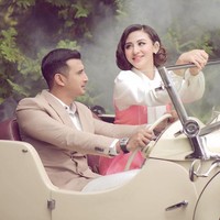 Beginilah penampilan Ali dan Margin Wieheerm dalam foto bertema klasik. Mantan kekasih Citra Kirana itu menggunakan jas coklat sambil berpose mengendarai mobil tua.  Foto: Instagram @aldiphoto