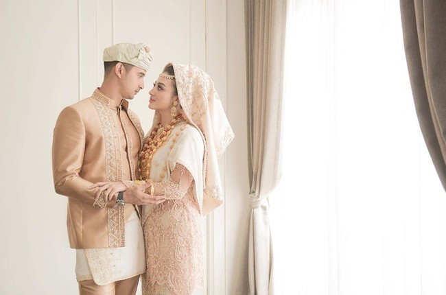 Meski foto-foto prewedding keduanya diunggah di media sosial, namun untuk tanggal pernikahan keduanya tampak masih dirahasiakan. Margin Wieheerm sebelumnya memang sudah dilamar Ali Syakieb di saat dirinya berulang tahun ke-20. Hal tersebut terjadi pada 8 Juli 2020. Margin Wieheerm dan Ali Syakieb akhirnya memutuskan untuk go public soal hubungan asmaranya di awal Januari 2020. Foto: Instagram @aldiphoto