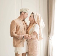Meski foto-foto prewedding keduanya diunggah di media sosial, namun untuk tanggal pernikahan keduanya tampak masih dirahasiakan. Margin Wieheerm sebelumnya memang sudah dilamar Ali Syakieb di saat dirinya berulang tahun ke-20. Hal tersebut terjadi pada 8 Juli 2020. Margin Wieheerm dan Ali Syakieb akhirnya memutuskan untuk go public soal hubungan asmaranya di awal Januari 2020. Foto: Instagram @aldiphoto