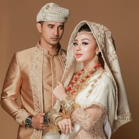 Sementara adik dari Nabila Syakieb itu menggunakan beskap Minang. Ali Syakieb dan Margin Wieheerm terpaut usia yang cukup jauh yakni 13 tahun. Ali berusia 33 tahun, sementara Margin 20 tahun.  Foto: Instagram @aldiphoto