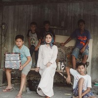 Gua gak punya geng orang kaya. Ini geng gue. Mau gabung? Gak perlu sering nongkrong di mall atau pake smartphone belasan juta kok. Just Be YOU, tulis Prilly dalam keterangan fotonya tersebut. Foto: Instagram/@prillylatuconsina96