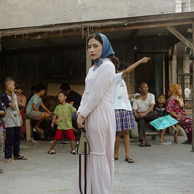 Tak hanya itu saja, Prilly juga terlihat mengunggah beberapa foto-foto lain. Salah satunya adalah foto ketika dirinya tengah berada di tengah-tengah pemukiman penduduk bersama anak-anak yang tinggal di sana. Lagi-lagi gayanya kembali mencuri perhatian. Foto: Instagram/@prillylatuconsina96