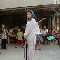 Tak hanya itu saja, Prilly juga terlihat mengunggah beberapa foto-foto lain. Salah satunya adalah foto ketika dirinya tengah berada di tengah-tengah pemukiman penduduk bersama anak-anak yang tinggal di sana. Lagi-lagi gayanya kembali mencuri perhatian. Foto: Instagram/@prillylatuconsina96