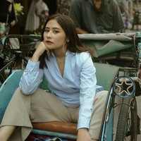 Tak ketinggalan dalam salah satu fotonya itu Prilly juga terlihat sedang naik becak. Prilly tampak mengenakan atasan kemeja berwarna biru muda dengan celana bahan warna coklat. Foto: Instagram/@prillylatuconsina96