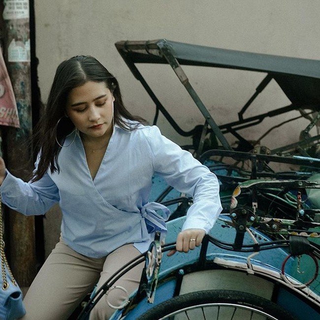 Penampilan Prilly Latuconsina saat naik becak itu terlihat sangat modis. Tak sedikit juga netizen yang memuji penampilannya itu. Foto: Instagram/@prillylatuconsina96