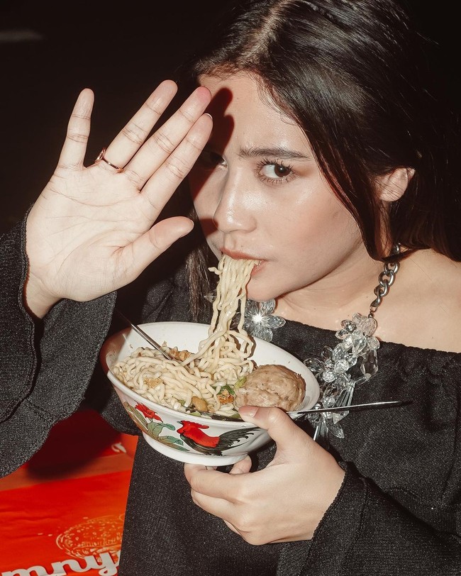 Tak sedikit netizen yang menilai gaya Prilly Latuconsina saat tengah makan mie ayam di kaki lima ini terlalu modis. Walaupun hanya makan dipinggir jalan, tetapi Prilly tetap totalitas dalam penampilannya. Foto: Instagram/@rebelprincess.id