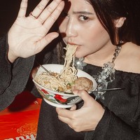 Tak sedikit netizen yang menilai gaya Prilly Latuconsina saat tengah makan mie ayam di kaki lima ini terlalu modis. Walaupun hanya makan dipinggir jalan, tetapi Prilly tetap totalitas dalam penampilannya. Foto: Instagram/@rebelprincess.id