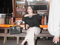 Gaya Cantik Prilly Latuconsina Makan di Kaki Lima Hingga Naik Becak