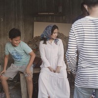 Gaya Prilly terlihat cukup mencolok dengan rok kemeja panjang berwarna putih dilengkapi dengan bandana bermotif warna biru. Bagaimana menurutmu penampilannya? Foto: Instagram/@prillylatuconsina96