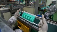 Masker bedah ini di produksi guna memenuhi permintaan pasar yang membludak di tengah pandemi COVID-19.