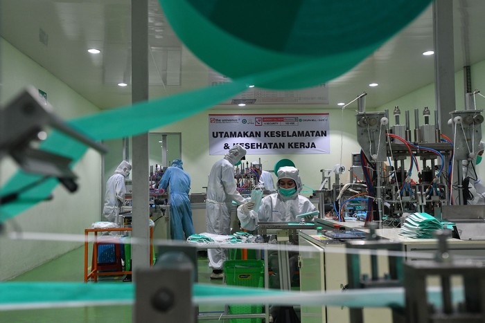 Pekerja mengecek masker bedah yang diproduksi di PT The Univenus Cikupa, Cikupa, Tangerang, Banten, Rabu (11/11/2020). PT The Univenus Cikupa yang merupakan unit usaha Asia Pulp & Paper (APP) Sinar Mas memproduksi masker Medishield guna memenuhi kebutuhan masyarakat selama pandemi COVID-19, pabrik itu mampu memproduksi 7,5 juta masker per bulan yang didistribusikan ke seluruh Indonesia. ANTARA FOTO/Sigid Kurniawan/aww.