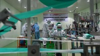 Para pekerja menyelesaikan proses pembuatan masker bedah di PT The Univenus Cikupa, Cikupa, Tangerang, Banten, Rabu (11/11/2020).