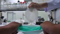 Proses pengujian untuk masker bedah pun dilakukan guna memenuhi standar yang telah ditetapkan.