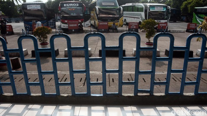 Terminal bus Kampung Rambutan merupakan salah satu terminal bus yang menjadi tujuan warga untuk pulang kampung atau mudik pada saat hari libur panjang