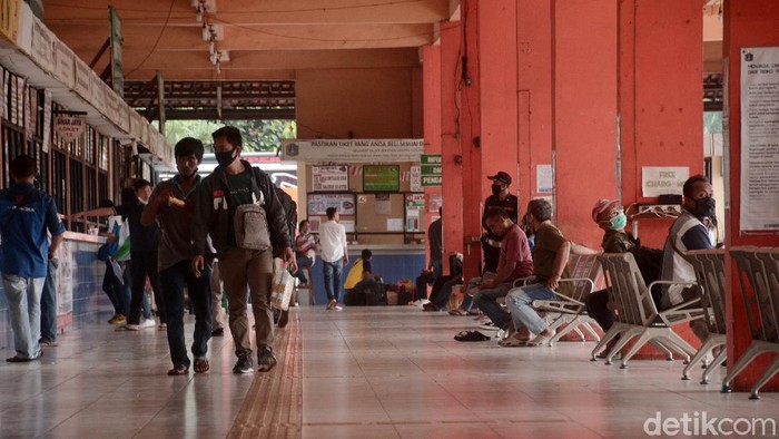 Terminal bus Kampung Rambutan merupakan salah satu terminal bus yang menjadi tujuan warga untuk pulang kampung atau mudik pada saat hari libur panjang