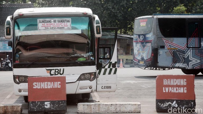 Terminal bus Kampung Rambutan merupakan salah satu terminal bus yang menjadi tujuan warga untuk pulang kampung atau mudik pada saat hari libur panjang