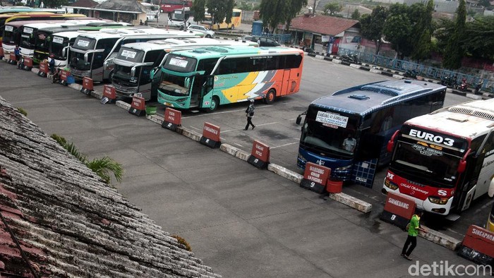 Terminal bus Kampung Rambutan merupakan salah satu terminal bus yang menjadi tujuan warga untuk pulang kampung atau mudik pada saat hari libur panjang