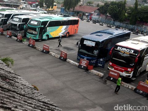 Terminal bus Kampung Rambutan merupakan salah satu terminal bus yang menjadi tujuan warga untuk pulang kampung atau mudik pada saat hari libur panjang