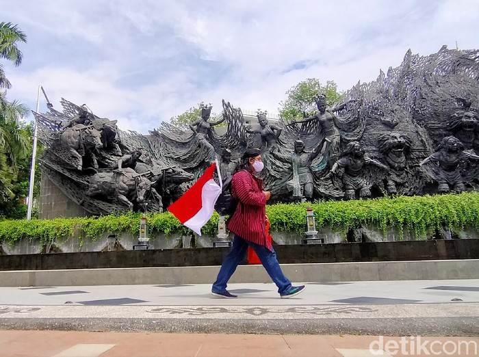 Seorang seniman asal Ngawi mulai jalan kaki dari Surabaya ke Jakarta untuk memperingati Hari Pahlawan. Ia juga akan kampanye soal protokol kesehatan.