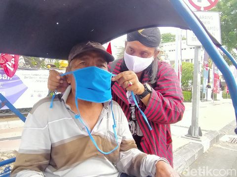 Seorang seniman asal Ngawi mulai jalan kaki dari Surabaya ke Jakarta untuk memperingati Hari Pahlawan. Ia juga akan kampanye soal protokol kesehatan.
