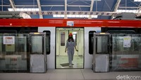 Dilihat detikcom dari akun YouTube adhikaryaID, progress proyek LRT Jabodebek per September pada lintas pelayanan I Cawang-Cibubur sudah mencapai 91,24%. Lalu untuk lintas pelayanan II Cawang-Dukuh Atas mencapai 72,97%, dan lintas pelayanan III Cawang-Bekasi Timur mencapai 86,92%.