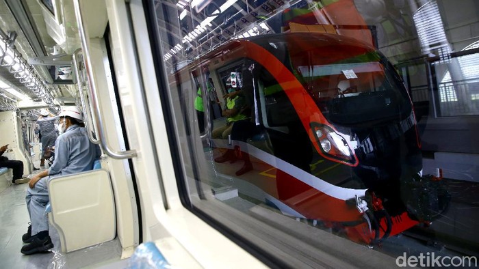 Seperti Ini Jeroan Gerbong LRT Jabodebek LRT Jabodebek ditargetkan beroperasi pada pertengahan 2022. Sebelum dioperasikan, yuk tengok interiornya. Penasaran?