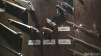 Kujang yang dibuat pada era Kerajaan Padjajaran juga masih tersimpan. Kujang-kujang peninggalan era Padjajaran ini tersimpan di lemari bagian depan.
