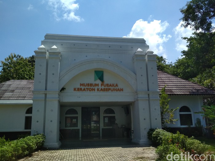 Museum Pusaka Keraton Kasepuhan Cirebon menyimpan ribuan koleksi benda-benda pusaka hingga peristiwa penaklukan pasukan Portugis pada 1527 di Sunda Kelapa.