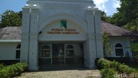 Iman Sugiman selaku Kabag Pemandu Keraton Kasepuhan Cirebon saat berbincang dengan detikcom, Rabu (11/11/2020) menceritakan tentang peristiwa penaklukan pasukan Portugis pada 1527 di Sunda Kelapa. Saat itu menantu Sunan Gunung Jati, Raden Fatahillah memimpin pasukannya melawan Portugis di Sunda Kelapa.